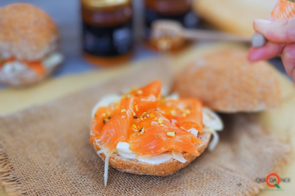 Panino con Salmone Affumicato, Finocchi, Primo sale, Miele e Granella di Pistacchio di Bronte